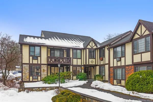 $649,000 | 64 Foxwood Drive, Unit 8, Pleasantville, NY 10570