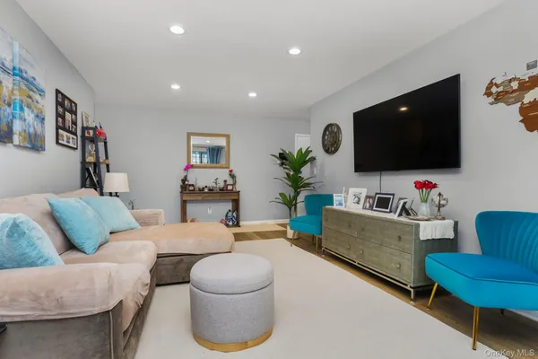 $649,000 | 64 Foxwood Drive, Unit 8, Pleasantville, NY 10570