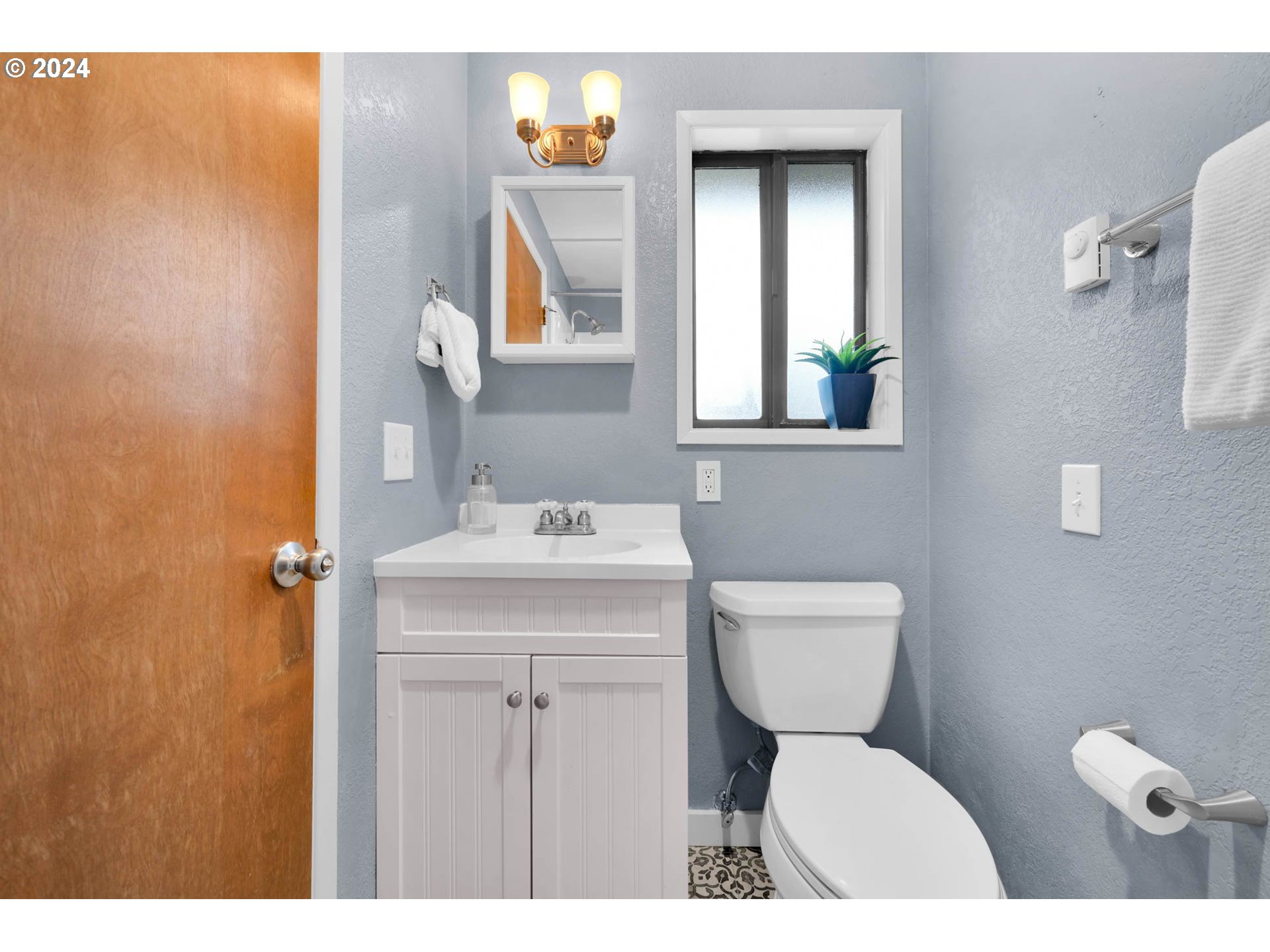 7136 B Street Springfield, OR 97478 - Photo 35 of 46 a bathroom with a toilet sink and mirror