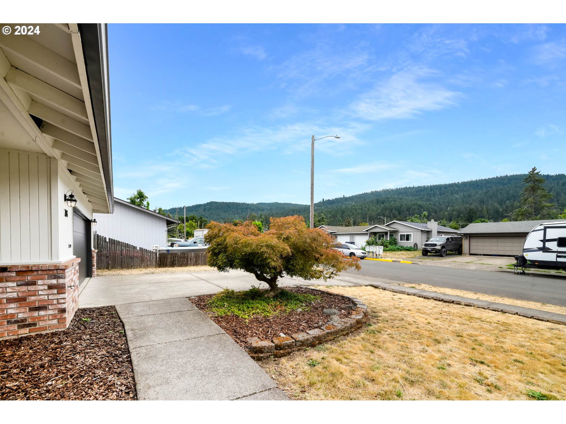 7136 B Street Springfield, OR 97478 - Photo 4 of 46 a park with water view