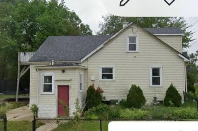 a view of a house with backyard