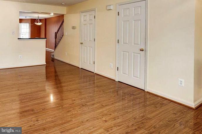 42804 Pilgrim Square Chantilly, VA 20152 - Photo 2 of 13 Great entry into spacious living room w/half bath