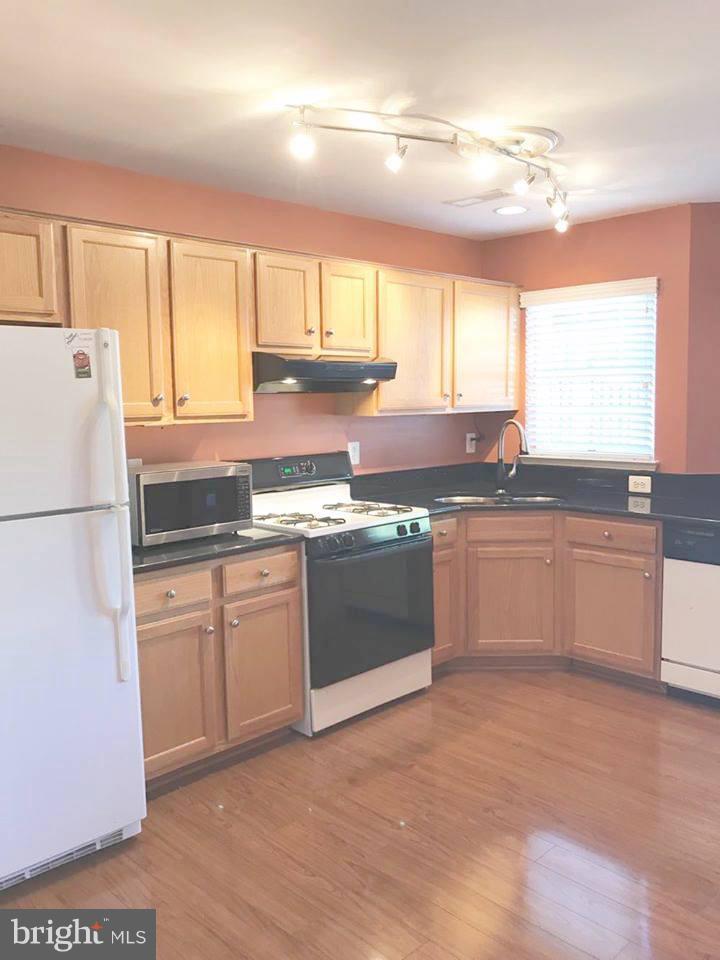 42804 Pilgrim Square Chantilly, VA 20152 - Photo 4 of 13 Kitchen