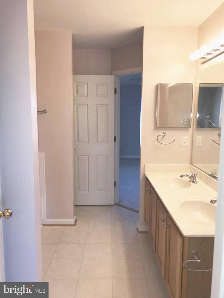 42804 Pilgrim Square Chantilly, VA 20152 - Photo 9 of 13 Jack&Jill bath on 3rd level!