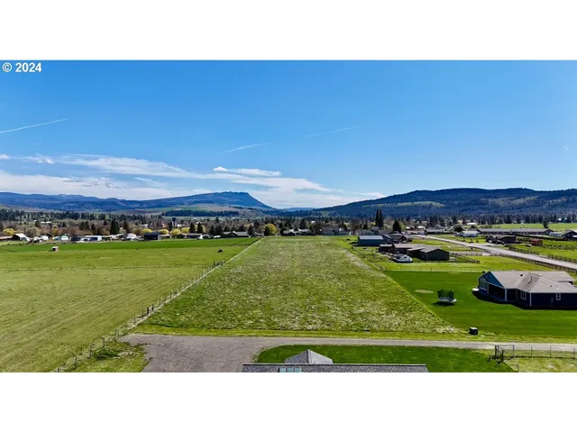 a picture of a lake with a big yard