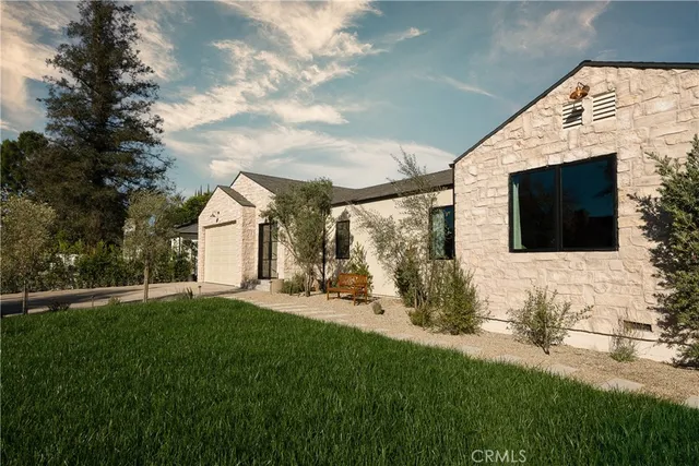 $3,185,000 | 15719 West Hartsook Street, Encino, CA 91436