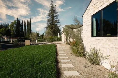 $3,185,000 | 15719 West Hartsook Street, Encino, CA 91436