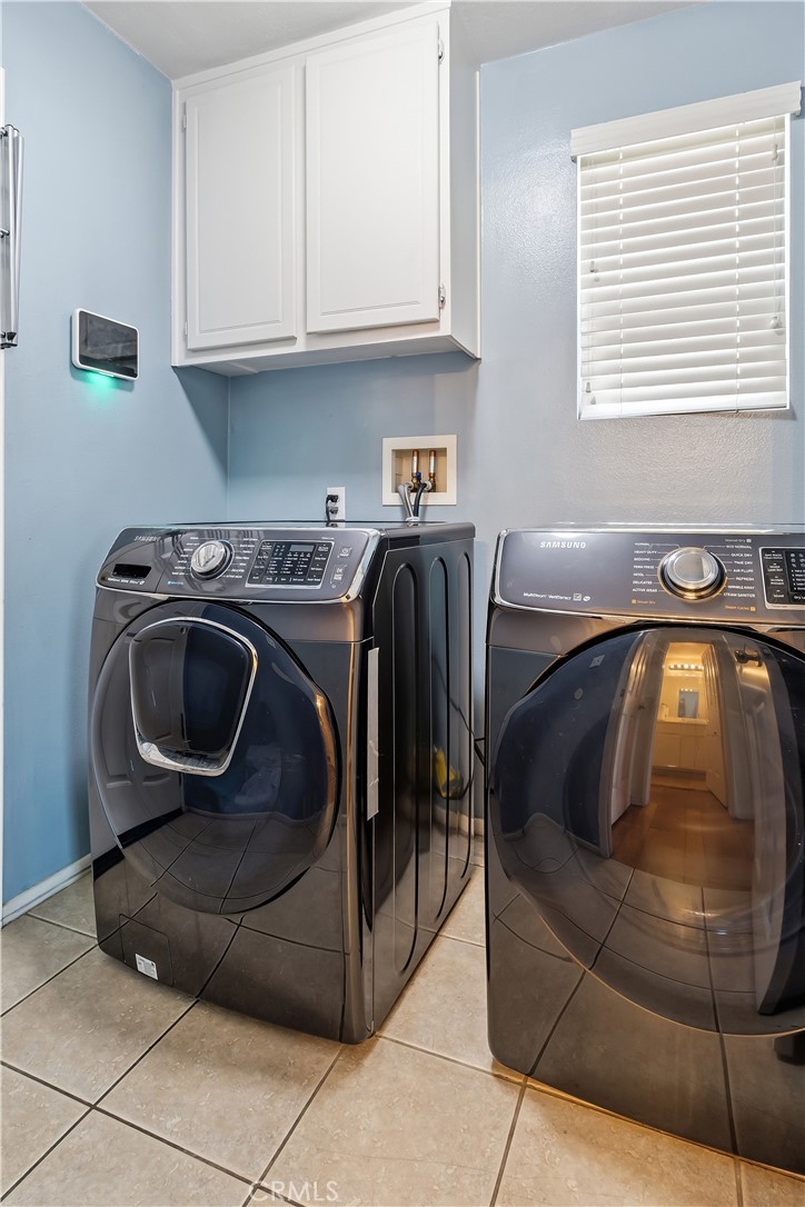 152 Alabaster Loop Perris, CA 92570 - Photo 19 of 29 a utility room with dryer and washer