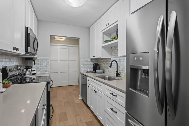 $259,900 | 2300 Windsor Mall, Unit 1F, Park Ridge, IL 60068