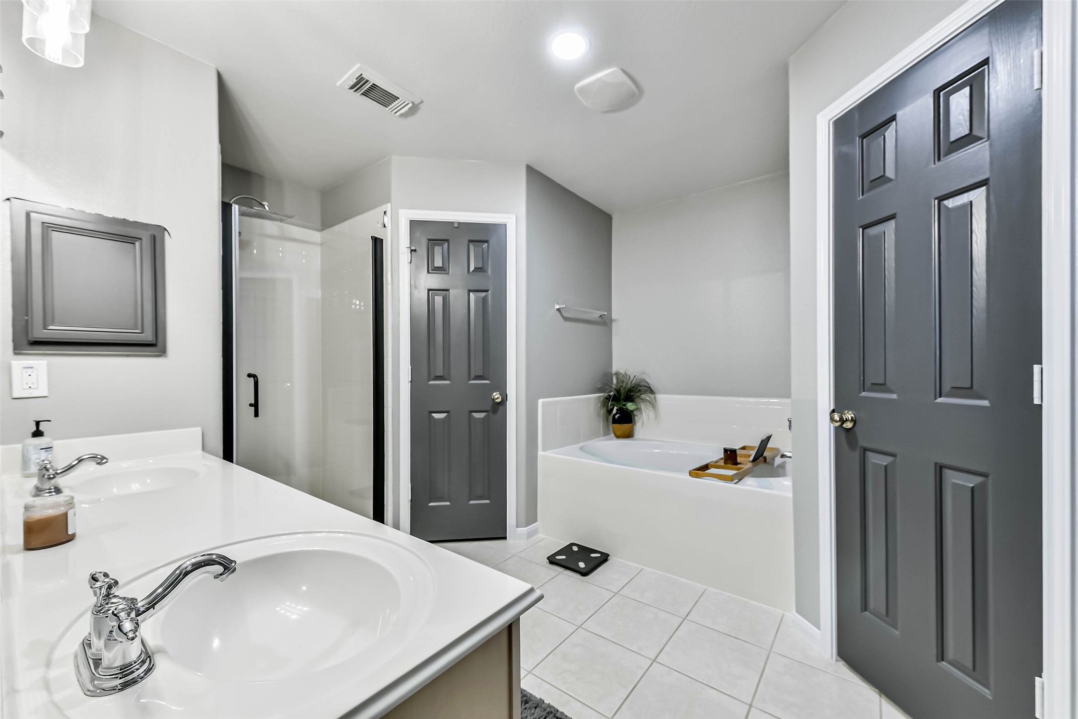 5114 Spring Oak Drive Pasadena, TX 77505 - Photo 16 of 25 a bathroom with a tub sink and mirror