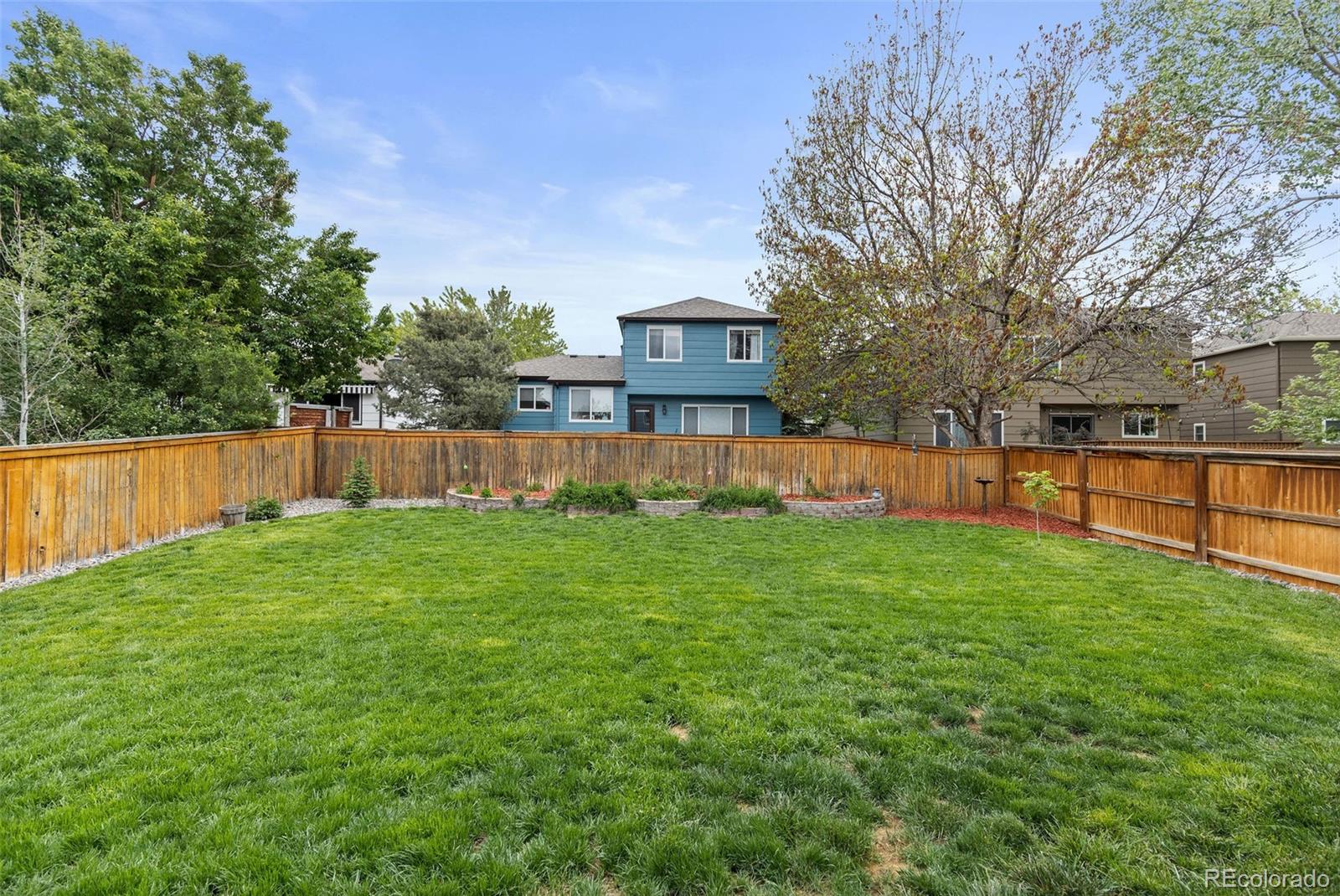 10565 Hyacinth Place Highlands Ranch, CO 80129 - Photo 31 of 33 a view of a backyard with a garden