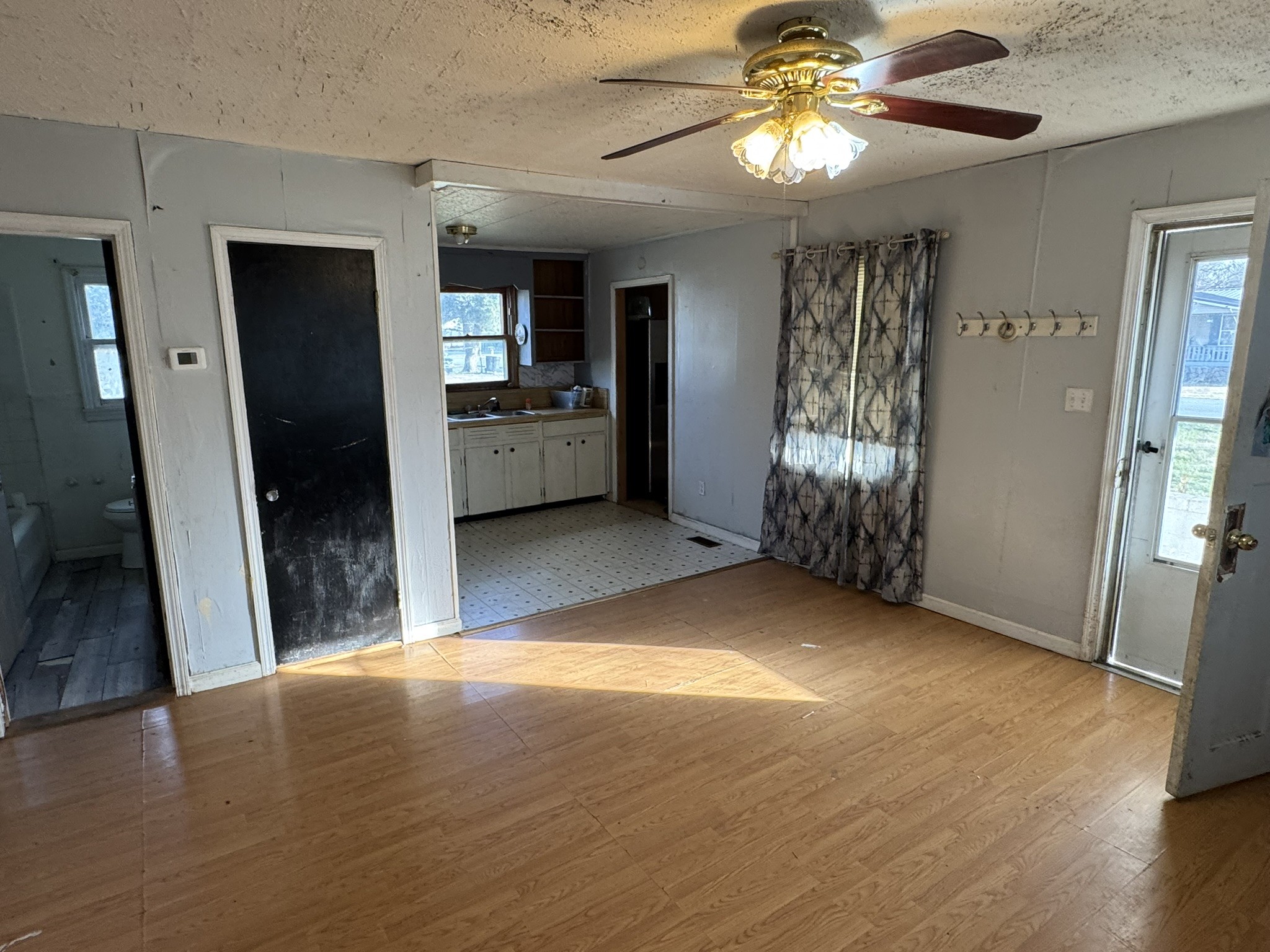 212 College Street North Cowan, TN 37318 - Photo 4 of 11 a view of a livingroom with a chandelier