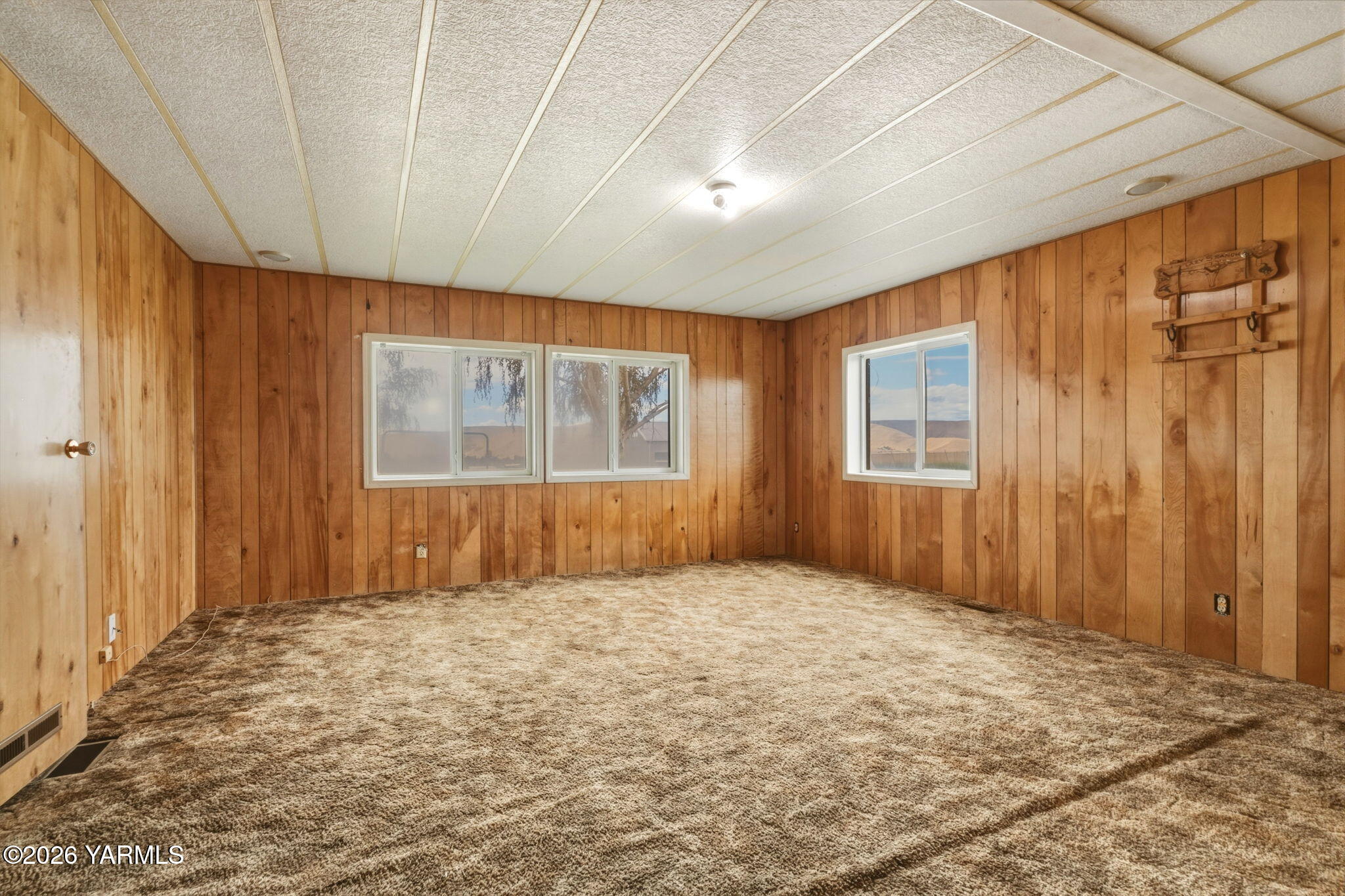 171 Gopher Road Selah, WA 98942 - Photo 10 of 24 an empty room with windows