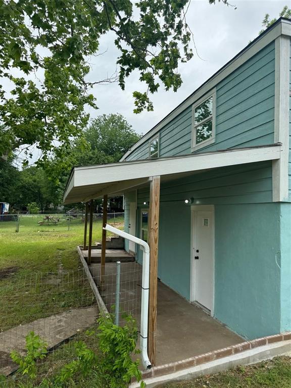 1201 North Rusk Street Weatherford, TX 76086 - Photo 25 of 32 a front view of a house with garden