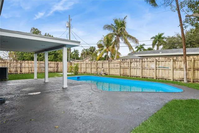 a view of outdoor space yard and porch