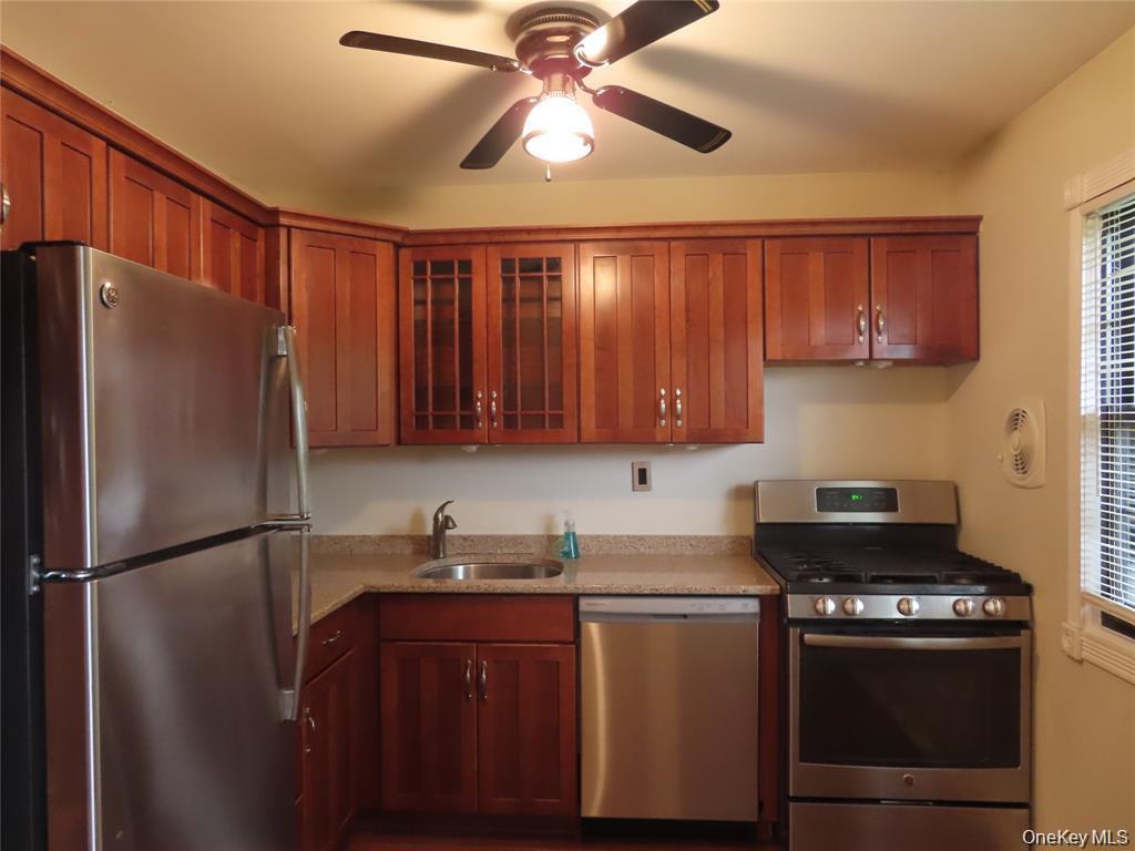 103 Mariners Way Copiague, NY 11726 - Photo 3 of 10