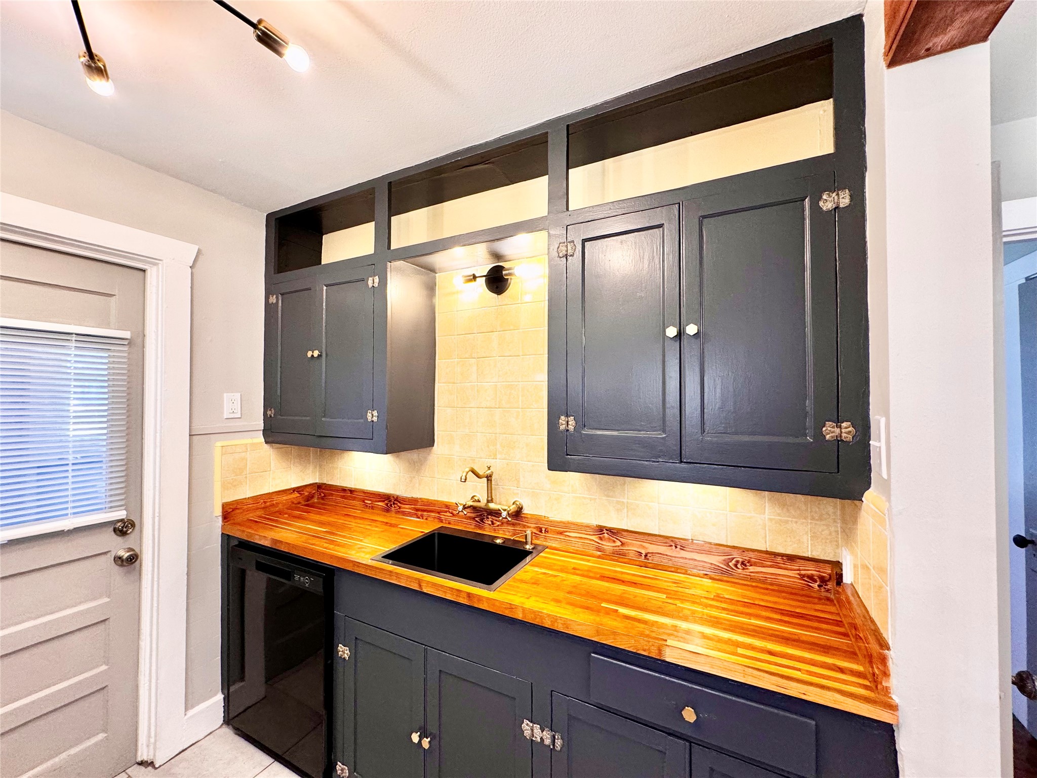 1018 Dunbar Street Houston, TX 77009 - Photo 15 of 30 Other side of galley kitchen is sink area PLUS dishwasher!