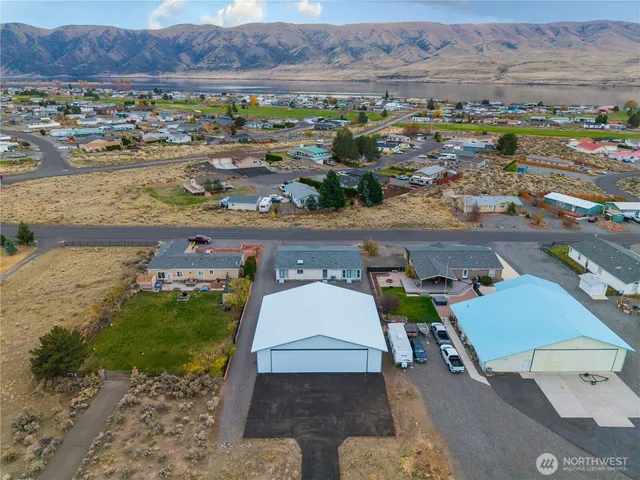 a picture of a bench in the wall