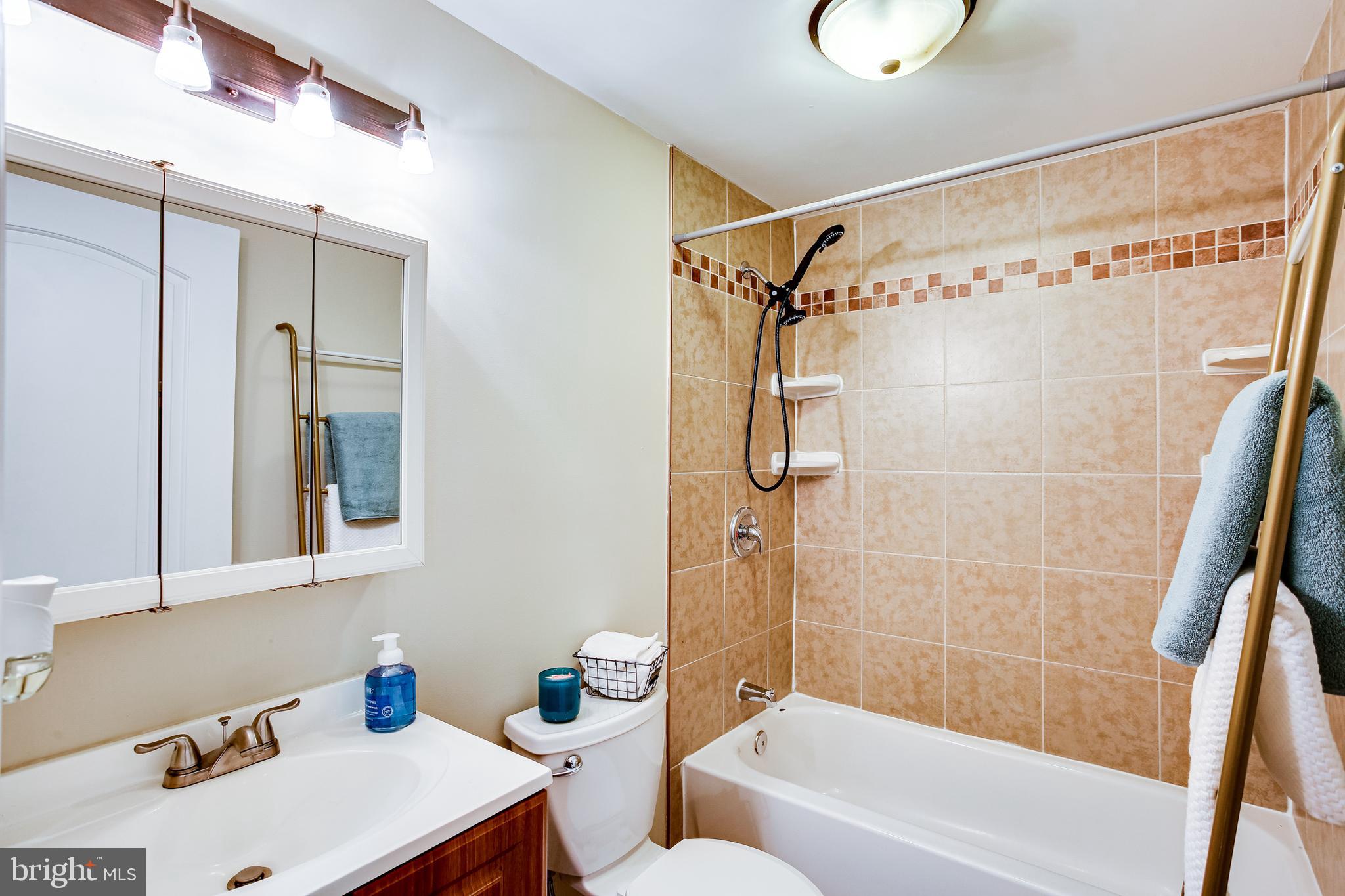 774 Queenstown Road Severn, MD 21144 - Photo 7 of 25 Hall full bathroom