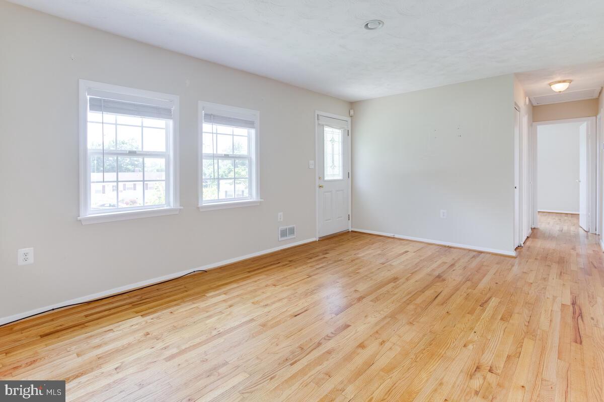 28 Lastgate Road Owings Mills, MD 21117 - Photo 3 of 48 Large bright living room