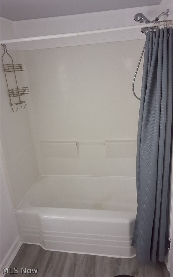 236 Bowland Road Mansfield, OH 44907 - Photo 26 of 34 White tub and shower combination with integrated shelving