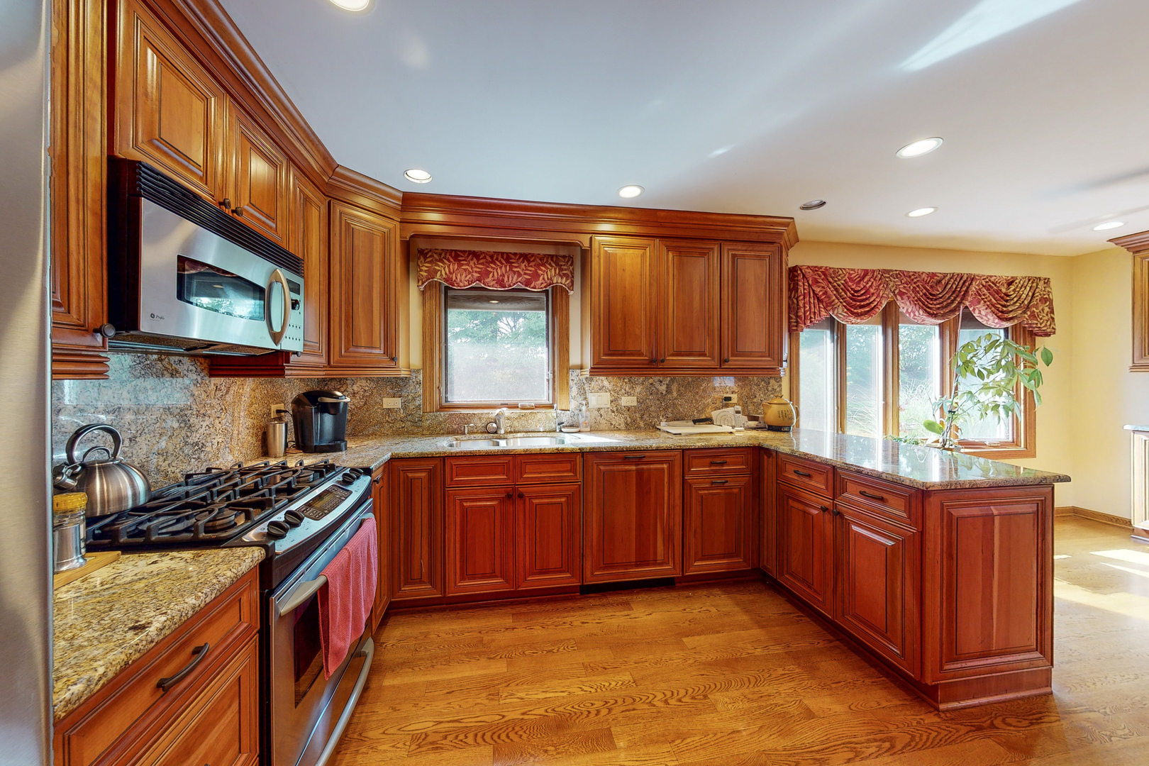 280 North Haddon Place Addison, IL 60101 - Photo 3 of 30