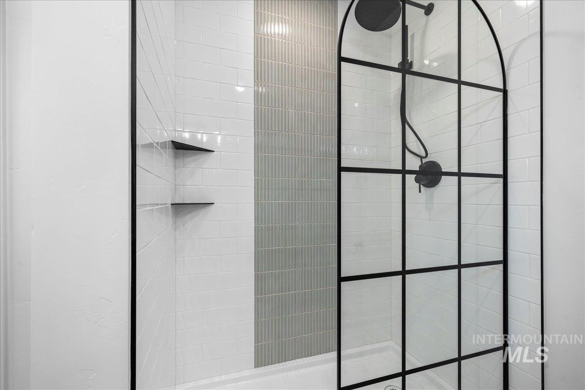 914 West 3rd Street Weiser, ID 83672 - Photo 26 of 49 Bathroom featuring walk in shower