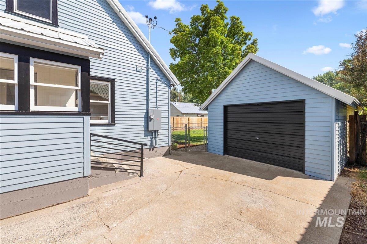 914 West 3rd Street Weiser, ID 83672 - Photo 6 of 49 Detached garage featuring concrete driveway