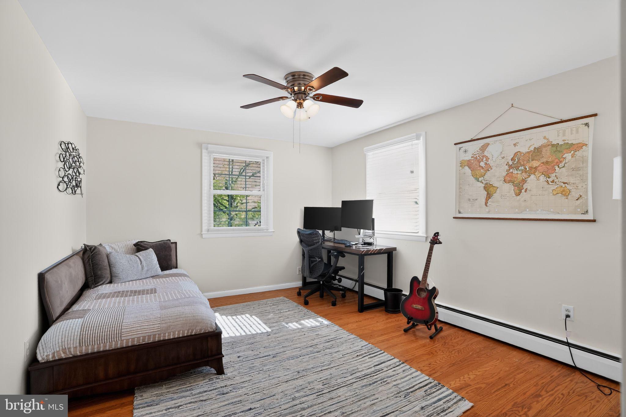 962 Edwards Drive Springfield, PA 19064 - Photo 25 of 32 a bedroom with a workspace
