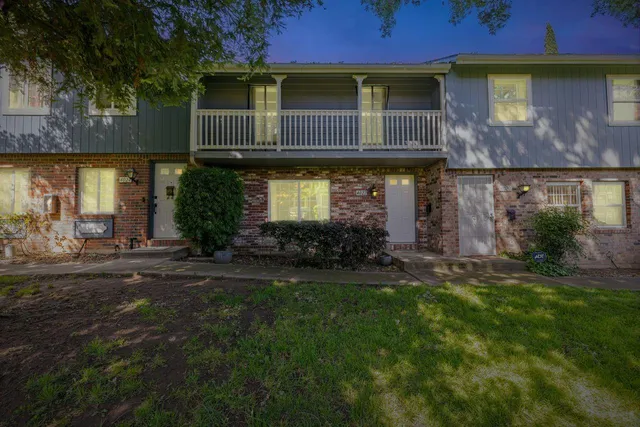 a view of a house with backyard and garden
