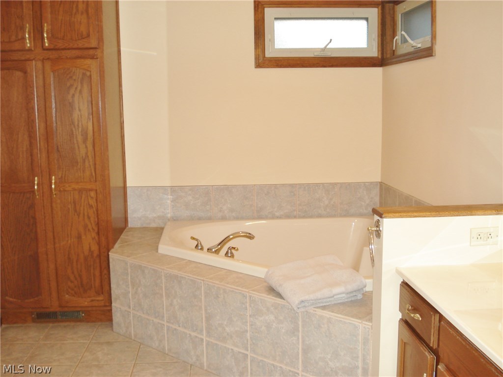 669 Barrett Road Berea, OH 44017 - Photo 15 of 20 soaking tub