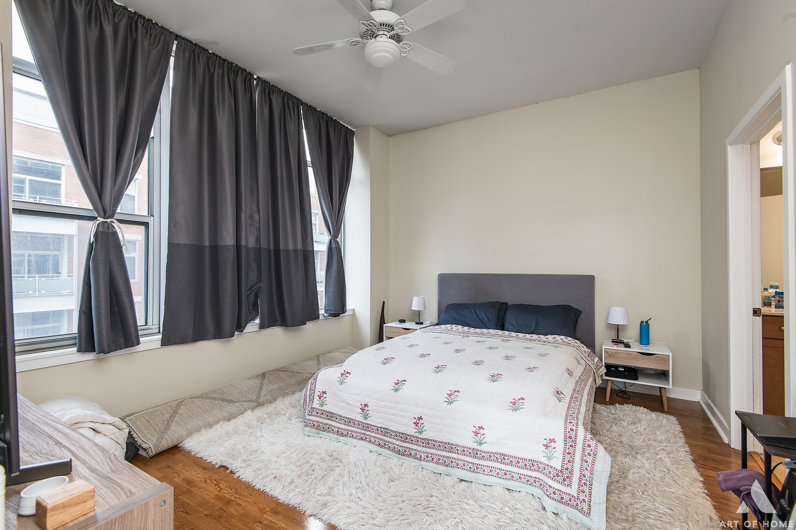 901 West Madison Street, Unit 407 Chicago, IL 60607 - Photo 18 of 39 a bedroom with a bed and a flat tv screen