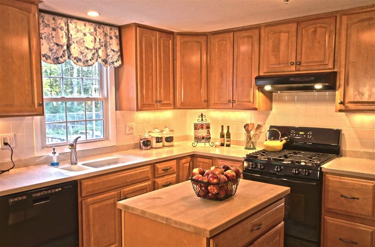 104 South Road Londonderry, NH 03053 - Photo 5 of 40
