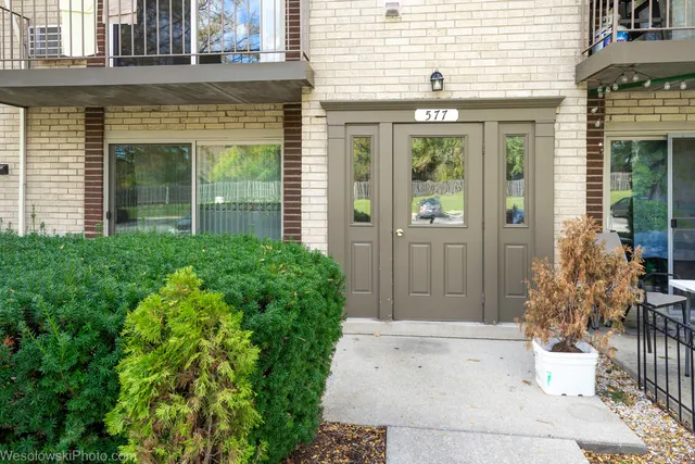 $164,900 | 577 Fairway View Drive, Unit 1J, Wheeling, IL 60090