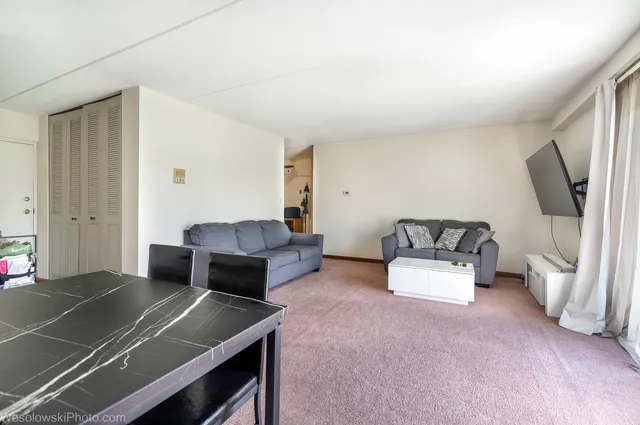 $164,900 | 577 Fairway View Drive, Unit 1J, Wheeling, IL 60090