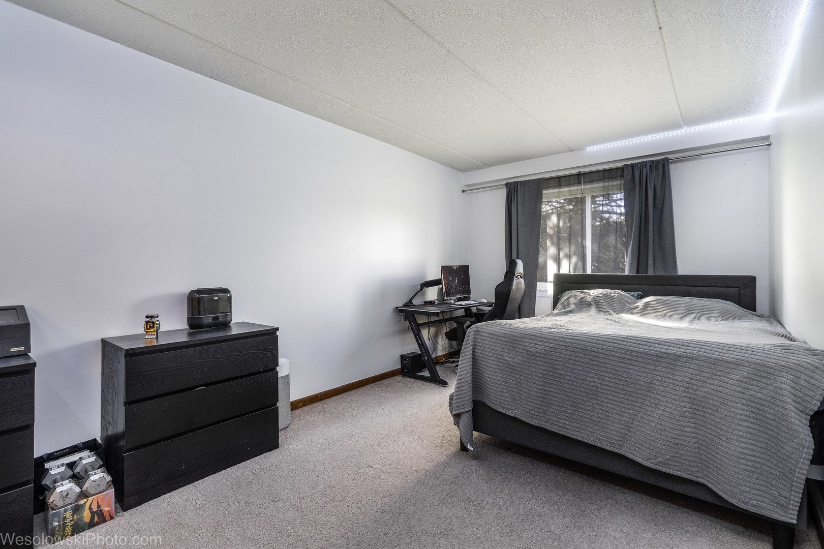 577 Fairway View Drive, Unit 1J Wheeling, IL 60090 - Photo 12 of 26 a bedroom with a bed and a window