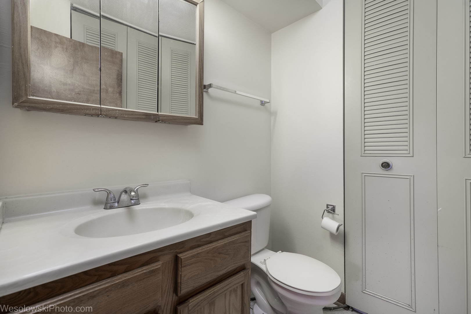 577 Fairway View Drive, Unit 1J Wheeling, IL 60090 - Photo 14 of 26 a bathroom with a sink a toilet and vanity