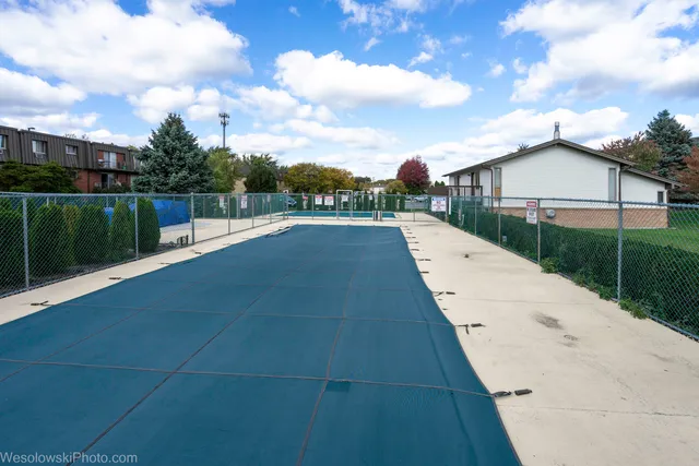 $164,900 | 577 Fairway View Drive, Unit 1J, Wheeling, IL 60090