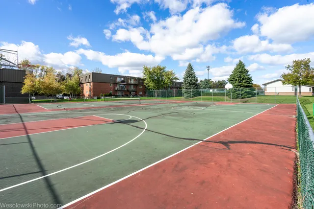 $164,900 | 577 Fairway View Drive, Unit 1J, Wheeling, IL 60090