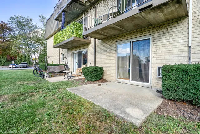 $164,900 | 577 Fairway View Drive, Unit 1J, Wheeling, IL 60090