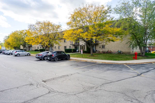 $164,900 | 577 Fairway View Drive, Unit 1J, Wheeling, IL 60090