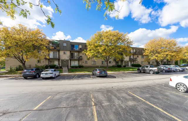 $164,900 | 577 Fairway View Drive, Unit 1J, Wheeling, IL 60090