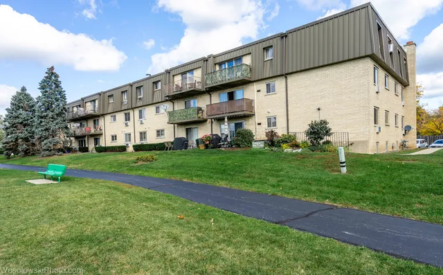 $164,900 | 577 Fairway View Drive, Unit 1J, Wheeling, IL 60090