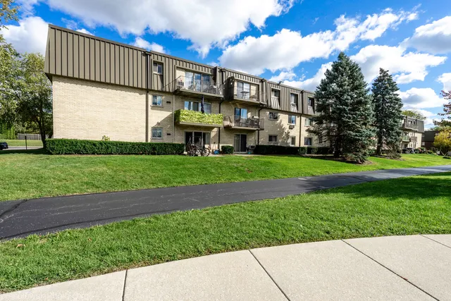 $164,900 | 577 Fairway View Drive, Unit 1J, Wheeling, IL 60090