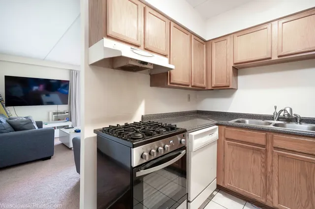 $164,900 | 577 Fairway View Drive, Unit 1J, Wheeling, IL 60090