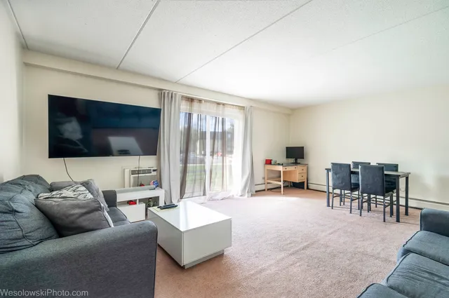 $164,900 | 577 Fairway View Drive, Unit 1J, Wheeling, IL 60090