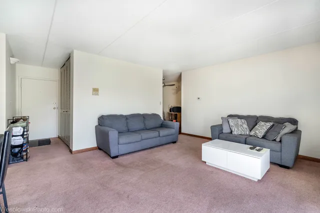 $164,900 | 577 Fairway View Drive, Unit 1J, Wheeling, IL 60090