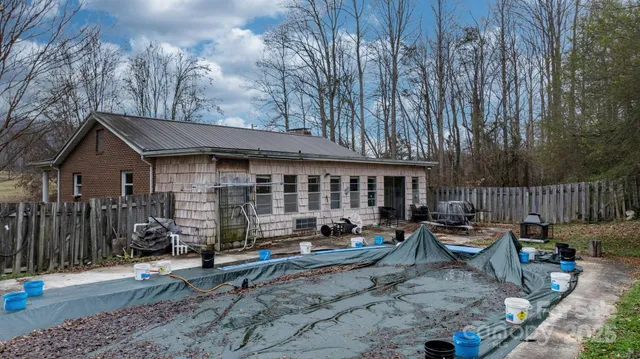 a view of a house with backyard and sitting area