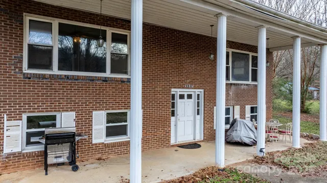 a view of entryway front of house