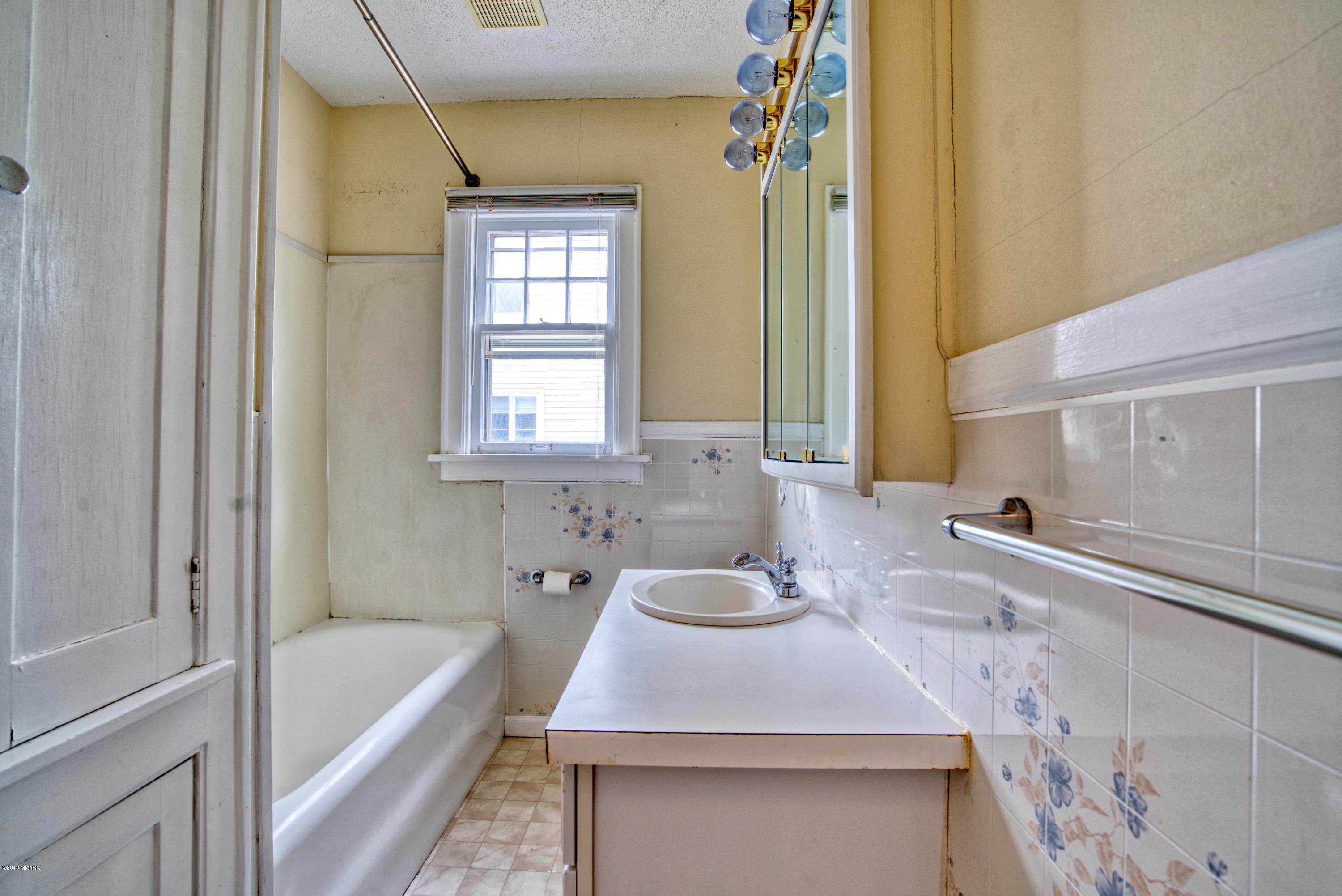 1515 Sheldon Road Grand Haven, MI 49417 - Photo 19 of 32 20. Bathroom 1